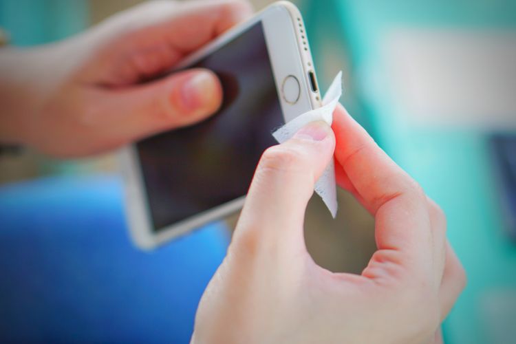 Smartfón môžete dôkladne vyčistiť aj navlhčenou handričkou