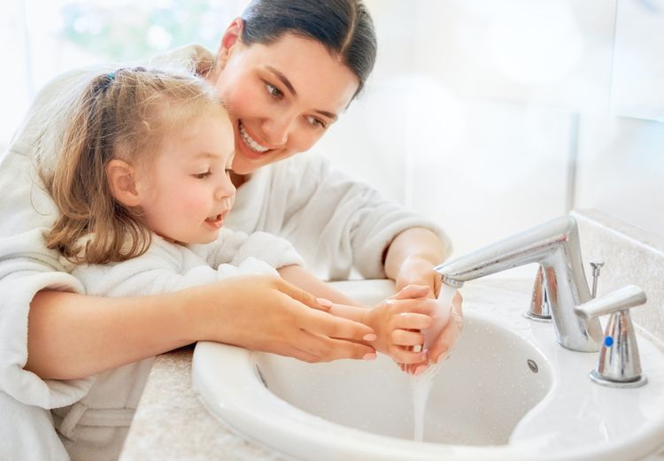 Deti by si mali ruky umývať minimálne rovnako často ako dospelí
