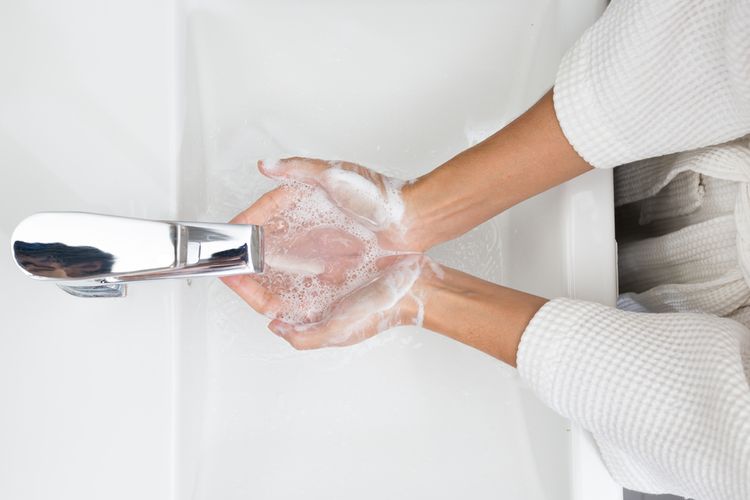 Umývanie rúk v studenej vode je rovnako účinné ako v teplej vode