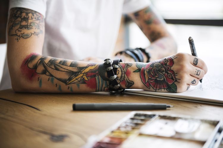 Svetlé farby v tetovaní majú tendenciu vyblednúť skôr ako tmavé