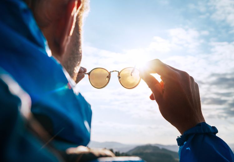 Polarizačné slnečné okuliare zlepšujú kontrastné videnie
