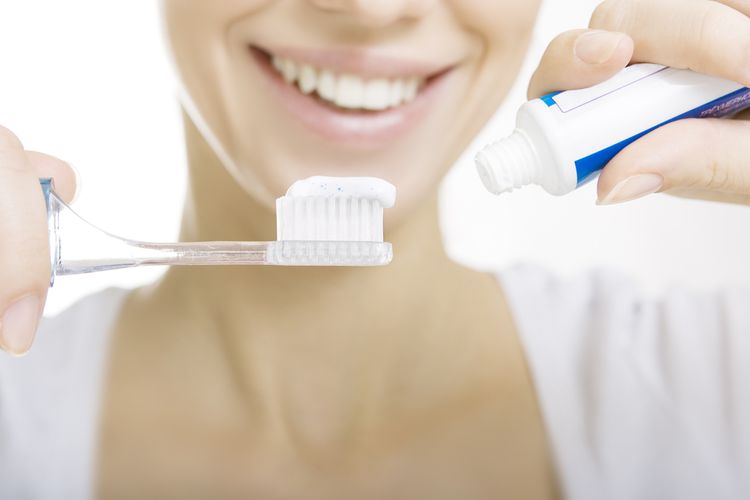 Bieliaca zubná pasta s obsahom fluoridov
