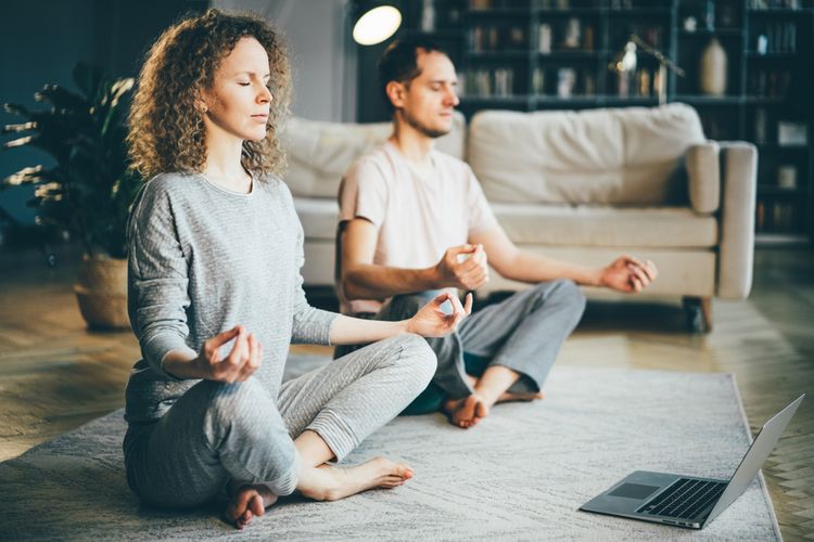 Cvičenie jogy doma v obývačke