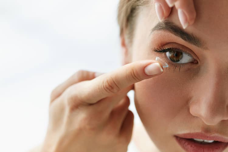 Ako si nasadiť kontaktné šošovky?
