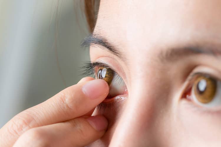 Vyberanie kontaktných šošoviek z oka