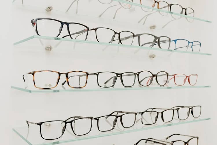 Na výber je množstvo druhov okuliarov. Zdroj: pexels.com