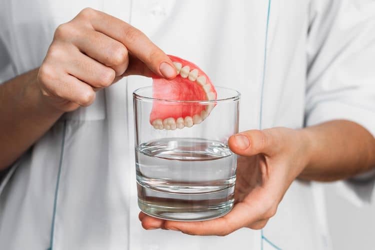 Starostlivosť o zubnú náhradu zahŕňa parvidelné čistenie