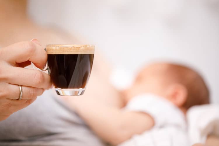 Kofeín počas dojčenia je povolený v obmedzenom množstve