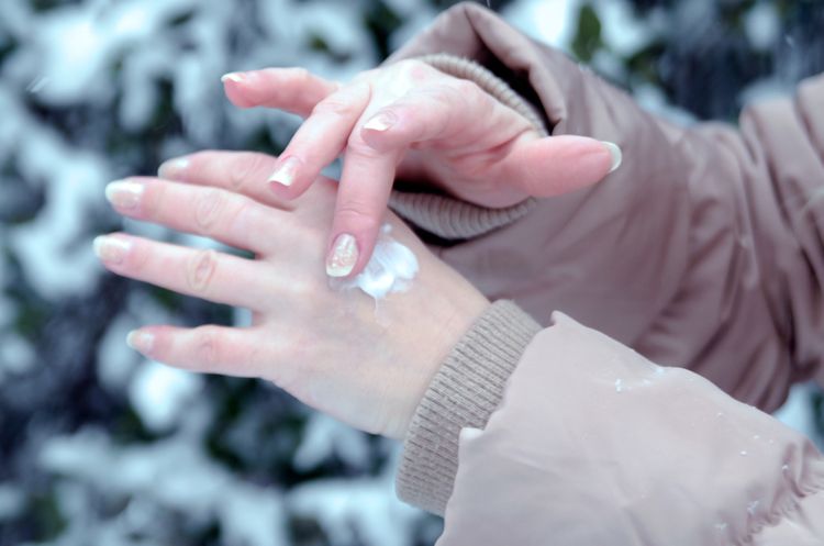 Krémovanie rúk kvôli alergii na chlad