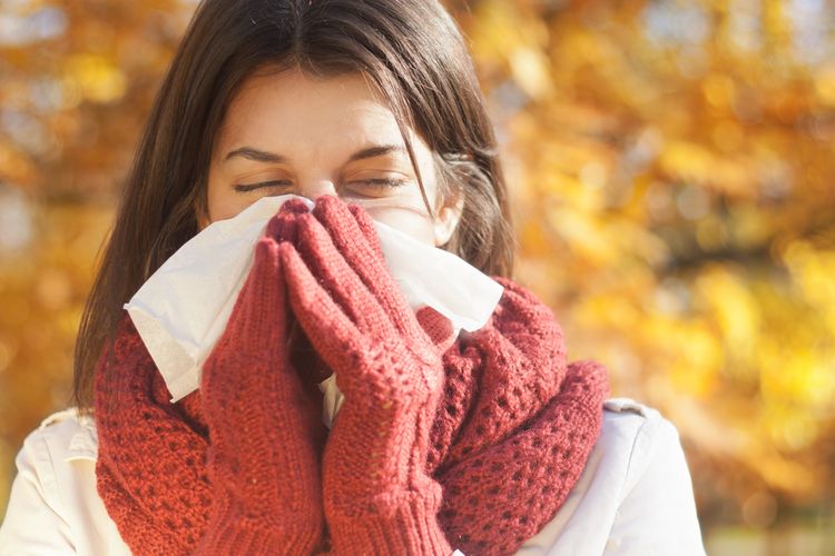 Mladá žena s alergiou na chlad prechádzajúca sa v prírode