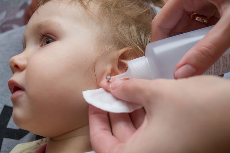 Prepichovanie uší a ich ošetrenie u malého dieťaťa
