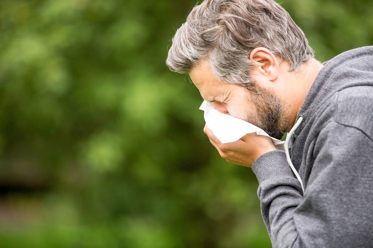 Muž s alergiou na peľ