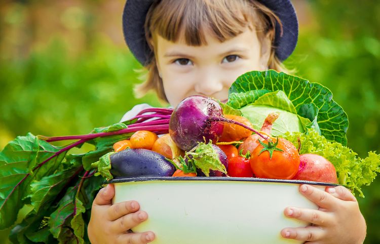 Dieťa so zeleninou - zdravšie stravovanie