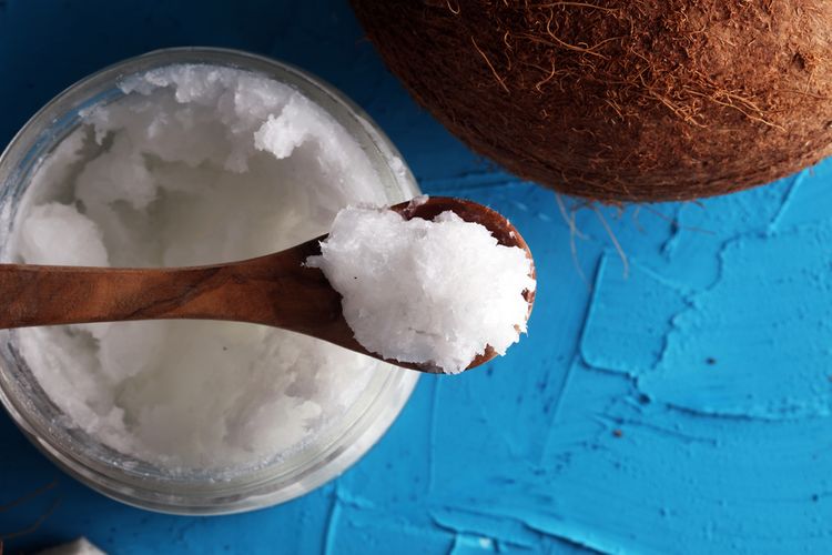 Kokosový olej v tuhom skupenstve a čerstvý kokos