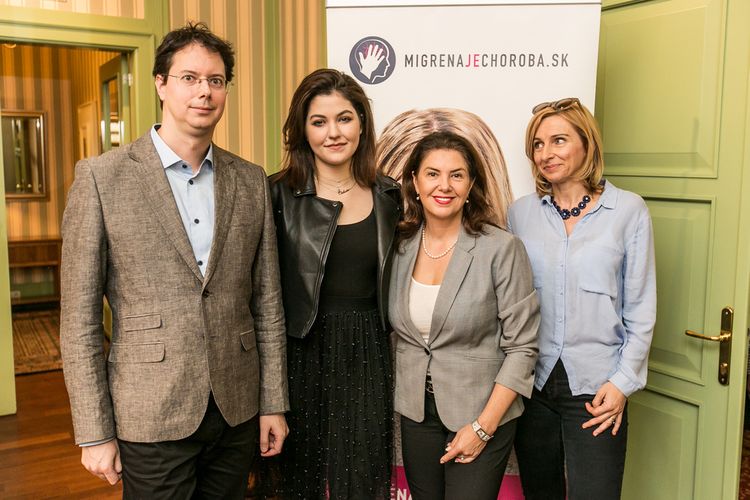 Foto zľava: MUDr. Martin Kucharik, ambasádorka pacientskej organizácie Celeste Buckingham, Iveta Malachovská a zakladateľka pacientskej organizácie Gabika Hurbanová.