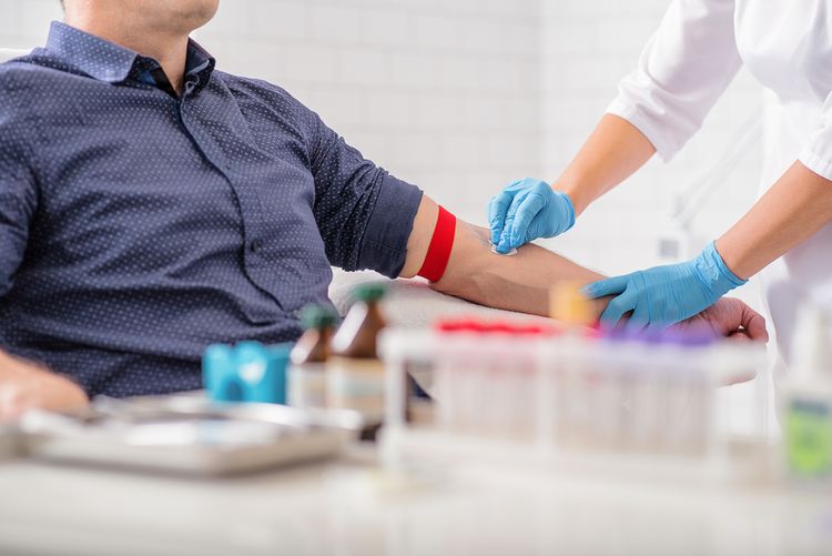 Odber vzorky krvi na test andropauzy