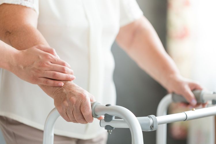 Staršia žena trpiaca osteoporózou