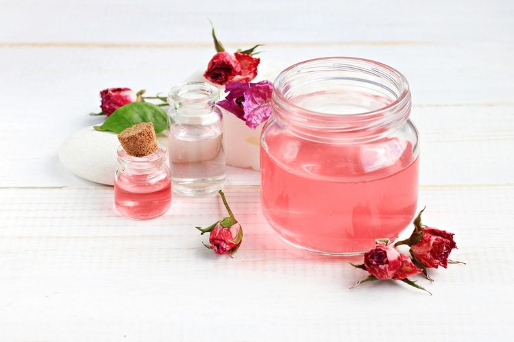 Ružová voda a ružový olej sú obľúbenou súčasťou kozmetických prípravkov