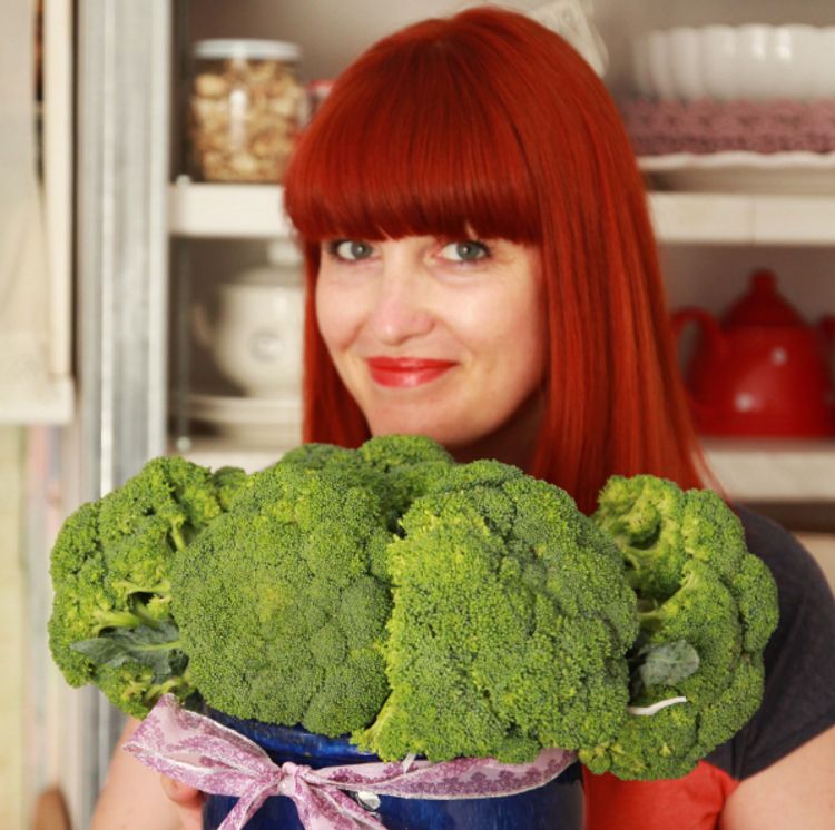 Barbora Drahovská s brokolicovou kyticou
