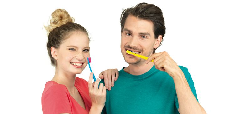 Čistenie zubov pomocou zubnej kefky Curaprox