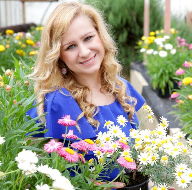 Tinka Karmažín s kvetinami