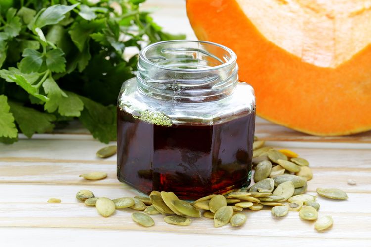 Organický tekvicový olej plný vitamínov a antioxidantov