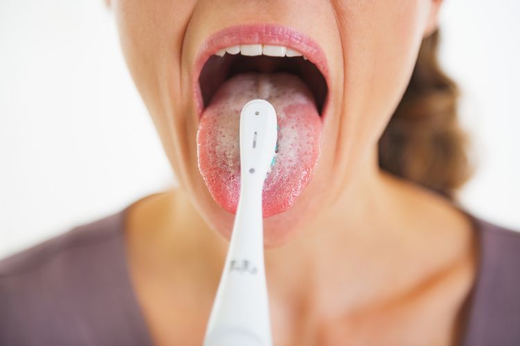 Čistenie jazyka zubnou kefkou