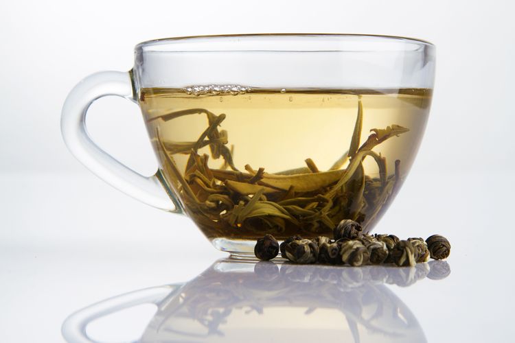 Pitie bieleho čaju a jeho zdravotné benefity
