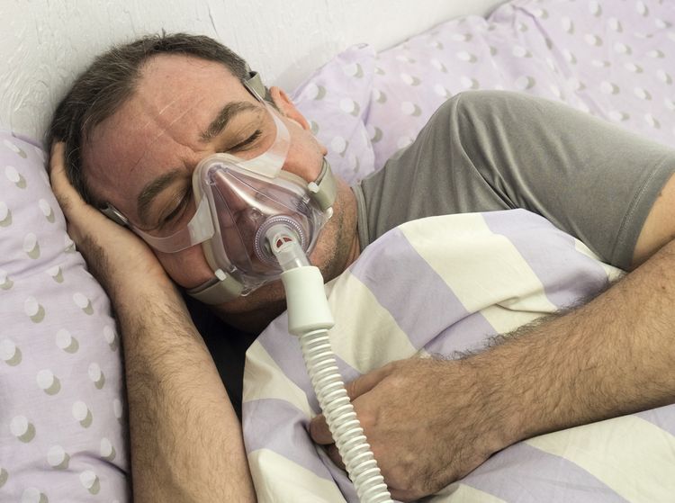 CPAP maska na spanie so spánkovým apnoe