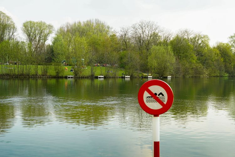 Ak je plocha označená zákazom kúpania, nemali by ste do vody vstupovať