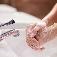 Ako si správne umývať ruky? Bez mydla to nepôjde