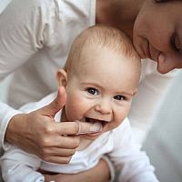 Starostlivosť o mliečne zuby: ako dieťaťu umyť zuby, zubná kefka pre deti od 1 roka