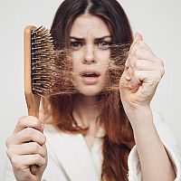 Príčiny vypadávania vlasov u žien nielen po pôrode. Čo spôsobuje rednutie vlasov?