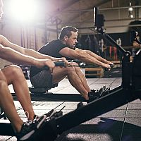 Výhody cvičenia na veslovacom trenažéri + najlepšie veslovacie trenažéry na doma