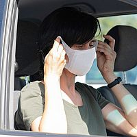 Koronavírus: Je potrebné používať ochranné rúško v aute?