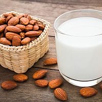 Mandľové mlieko – zloženie, účinky, použitie a cena + recept na domáce mandľové mlieko