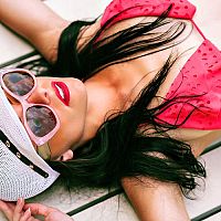 Make-up a opaľovanie – áno, či nie? Postup, riziká, vhodné prípravky