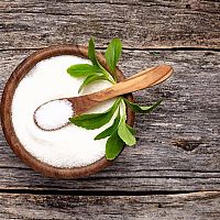 Stévia má liečivé i nežiaduce účinky. Náhradné sladidlo vo forme prášku i tabliet na chudnutie