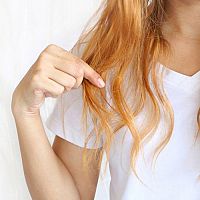 Ako sa starať o zničené farbené vlasy? Pomôže šampón a kondicionér na farbené vlasy