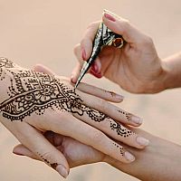 Hena na vlasy, obočie, tetovanie – aký má vplyv na zdravie?