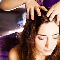 Antistresová, reflexná, ajurvédska/indická masáž hlavy – postup, účinky na rast vlasov
