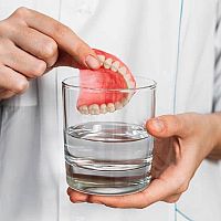 Starostlivosť o zubnú náhradu – ako často vyberať zubnú náhradu, čím vyčistiť protézu?