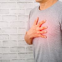 Bolesť na hrudníku: aké sú najčastejšie príčiny? Kedy vyhľadať lekára?