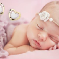 Náušnice pre bábätká a všetko, čo o detských náušniciach potrebujete vedieť