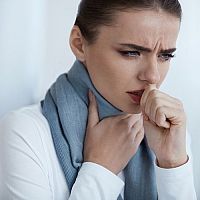 Čo na bolesť hrdla pri prehĺtaní u detí a dospelých? Antibiotický sprej alebo kloktadlo