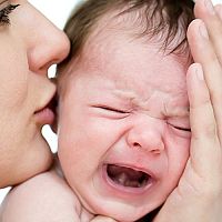 Detské koliky a bolesti bruška u novorodencov  – kvapky a krémy ako riešenie