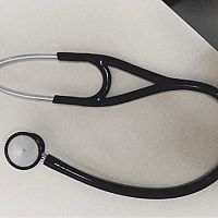 Fonendoskop je pri práci v zdravotníctve nevyhnutný – uvedomuje si to už aj študent strednej zdravotníckej školy