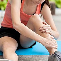 Kŕče v nohách pri cvičení aj počas spánku – príčiny a liečba