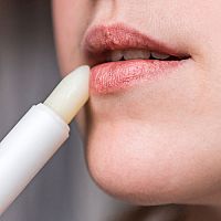 Praskajúce kútiky úst (na perách) – príčiny a liečba