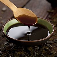 Tekvicový olej – dávkovanie, zloženie, účinky na pleť, vlasy, štítnu žlazu